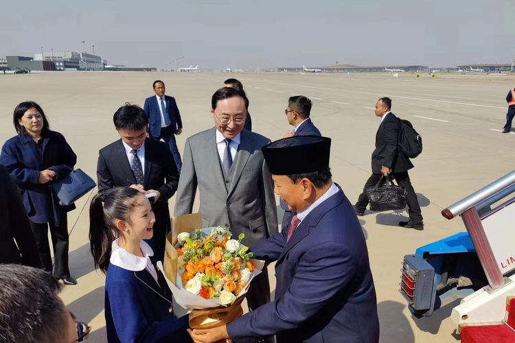 Momen Manis Prabowo Disambut Hangat Anak Kecil Saat Tiba di China, Warganet Jadi Terharu