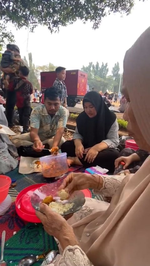 Momen Manis Wisuda Mahasiswi UI Dihadiri Keluarga Besar, Bak Piknik di Area Kampus 