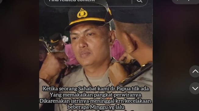 Momen Mengharukan, Rekan Rekan Polri Pasang Pangkat Perwira untuk Sahabatnya yang ditinggal Istri