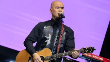 Momen Penari Sufi Dewa 19 Terlilit Kabel Gitar Ahmad Dhani