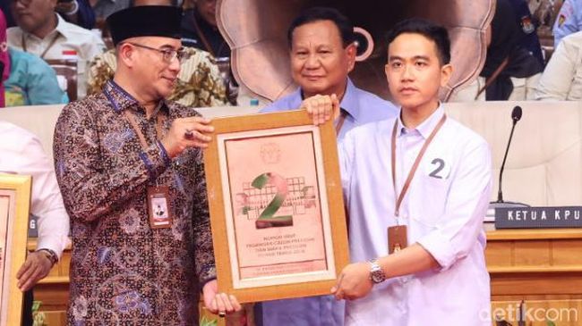 Momen Prabowo Salaman dan Gibran Salim ke Mega di KPU, Kaesang Bersimpuh