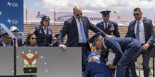 Momen Presiden AS Joe Biden Jatuh Usai Membagikan Ijazah di Wisuda Akademi Angkatan Udara