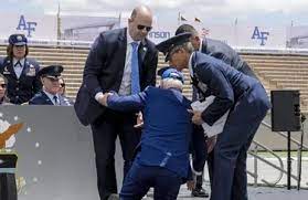 Momen Presiden AS Joe Biden Jatuh Usai Membagikan Ijazah di Wisuda Akademi Angkatan Udara