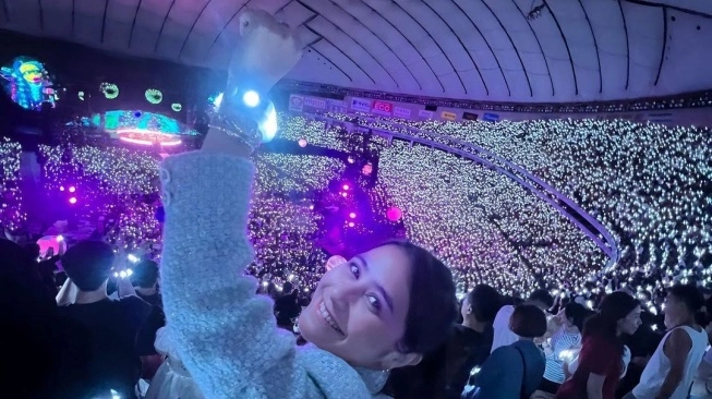 Momen Prilly Latuconsina Saat Menonton Konser Coldplay di Jepang