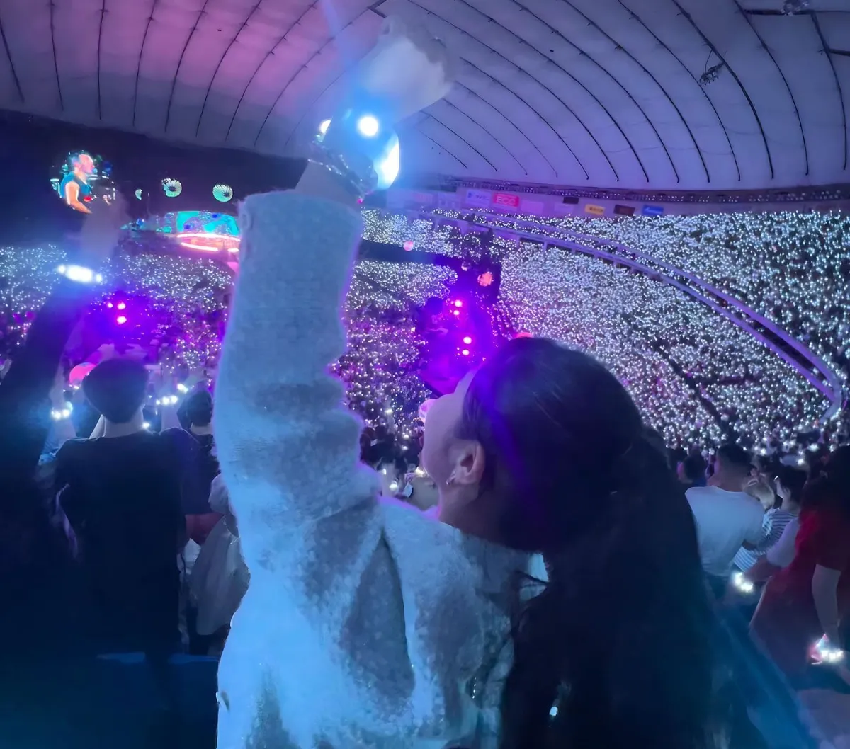 Momen Prilly Latuconsina Saat Menonton Konser Coldplay di Jepang