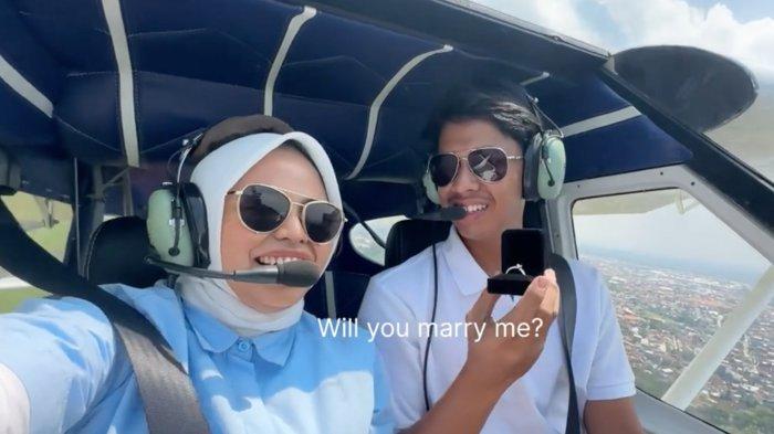 Momen Romantis Wanita Bandung Dilamar Kekasih di Atas Ketinggian Terbang Tumpangi Pesawat