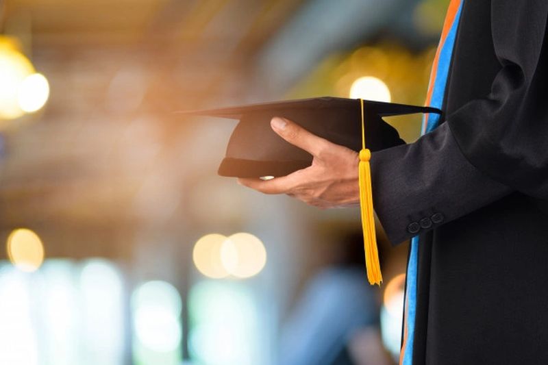 Momen Sedih Pelajar Cilik Menangis saat Wisuda Lulus Tanpa Dihadiri Orangtua