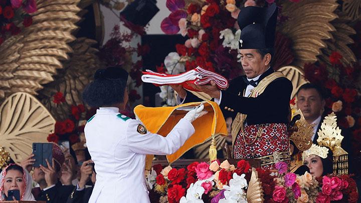 Momen Sepatu Paskibraka Pembawa Baki Copot saat Pengibaran Bendera di Istana