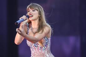 Momen Tak Terduga Taylor Swift Kepergok Mengelap Ingus ke Baju Saat Konser 