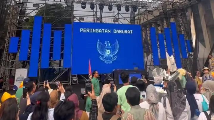 Nadin Amizah Bersuara : Pertunjukan di Balik Larangan Pemasangan Peringatan Darurat