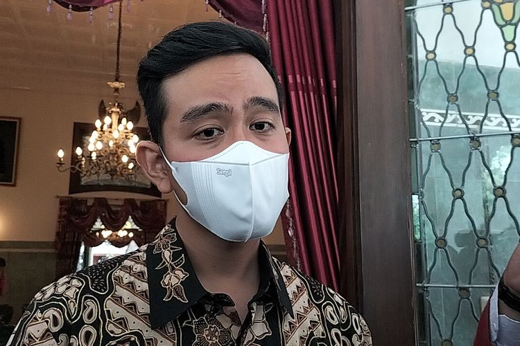 Nasib Gibran Disukai Bapak bapak Berkumis Tipis: Dulu Dikecup Kini Dipeluk Paksa