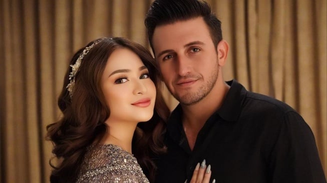 Nathalie Holscher Dilamar Pacar di Gunung Gede, Ladislao Camara : She Said Yes