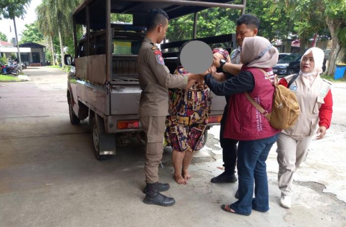 Ngamuk di Tengah Jalan Tanpa Busana, Wanita Ini Diamankan Petugas