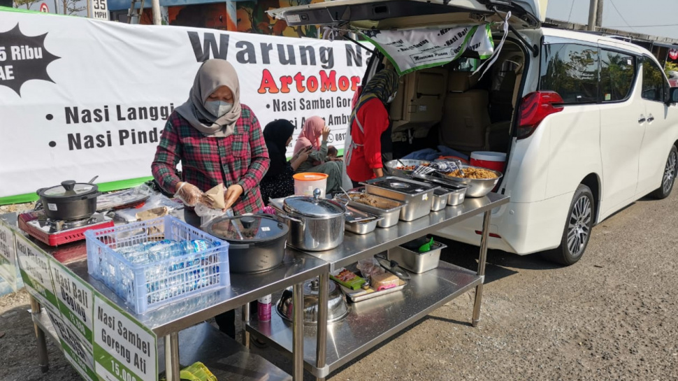 Orang Tajir Ponorogo Jualan Nasi Langgi Pakai Alphard, Meja Dagangan Jadi Gunjingan: Standar Hotel