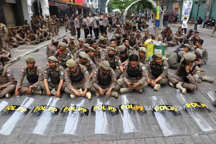 PKL dan Petugas Satpol PP Kembali Bentrok di Dalem Kaum Bandung