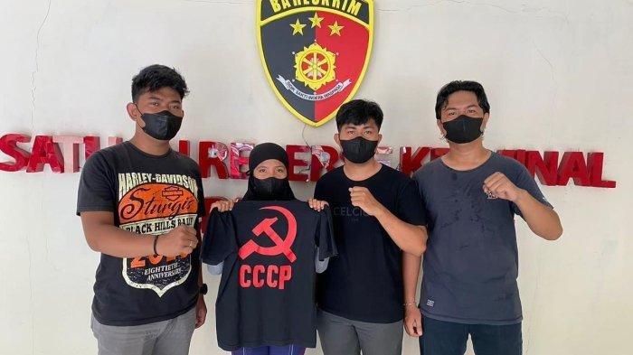 Pakai Kaos Palu Arit Perempuan Muda Ini Diamankan Polisi