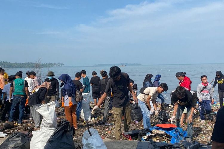 Pandawara Group Bersihkan Pantai Terjorok di Indonesia