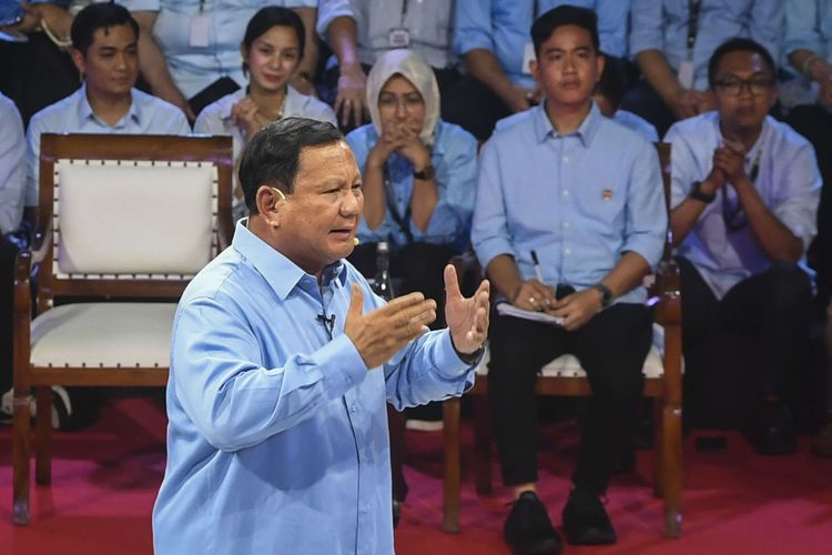 Para Pendukung Berdiri Tepuk Tangan Saat Prabowo Sampaikan Closing Statement