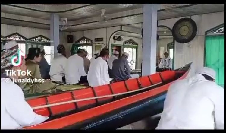 Pemandangan Sholat Jumat di Masjid Terapung Kalteng, Jemaah Bawa Perahu Masing masing