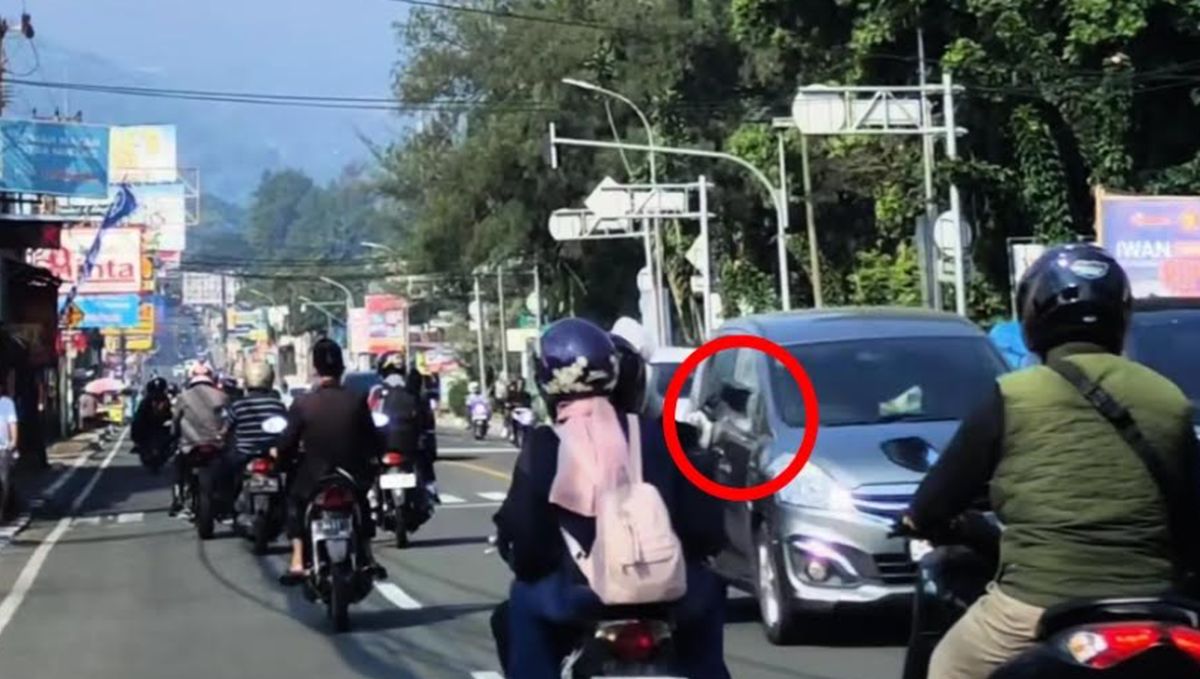 Pemotor Ini Tendang Spion hingga Kaca Mobil Pecah di Puncak Bogor, Polisi Turun Tangan