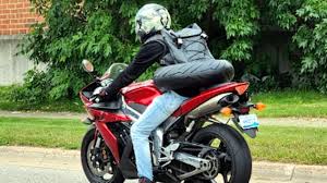 Pemotor Serobot Jalur Mobil, Ditegur Malah Lebih Galak