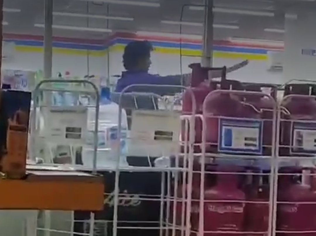 Pemuda Bawa Golok di Minimarket Dihajar Warga, Ditanya Malah Nyanyi Nyanyi