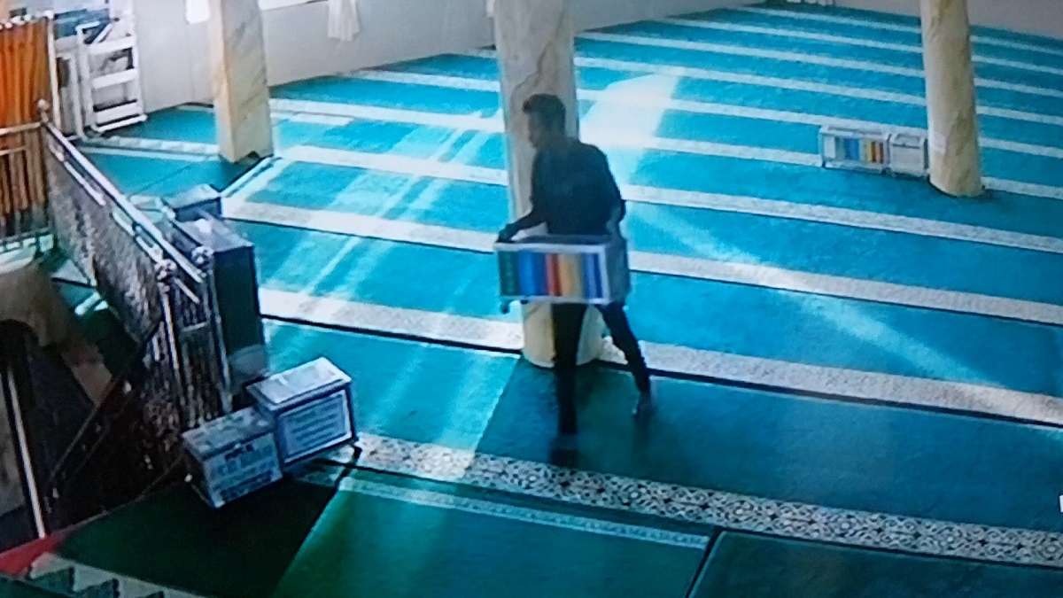 Pencuri Kotak Amal di Masjid Terekam CCTV Bawa Kabur Uang Jutaan Rupiah