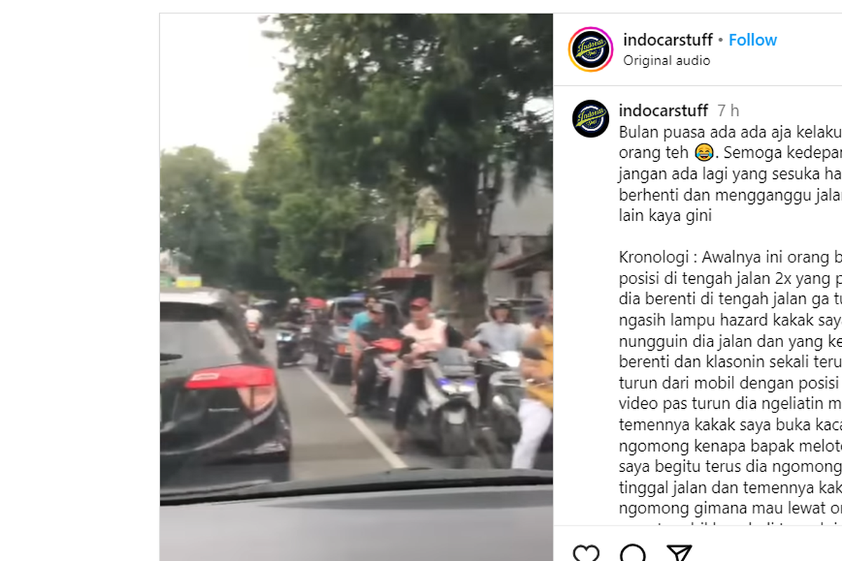 Pengendara Mobil Ini Marah dan Meludah Saat Ditegur karena Parkir Sembarangan