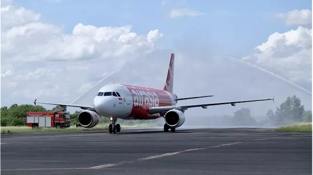 Penjelasan AirAsia soal Video Pramugara yang Ajak Penumpang Bernyanyi Sang Dewi di Pesawat