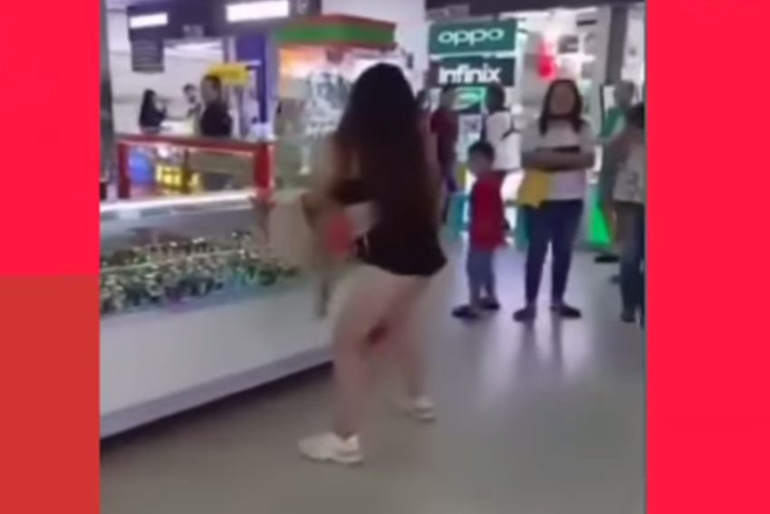 Perempuan Berpakaian Seksi Joget di Tengah Mal, Auto Diciduk Security
