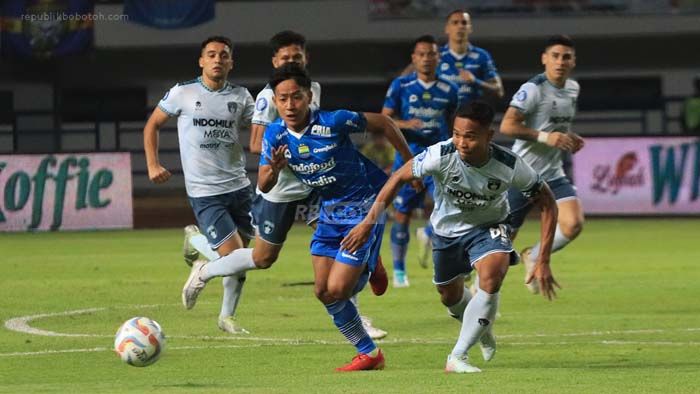 Persib Menang Telak Bojan Hodak Singgung Kinerja Goran Paulic