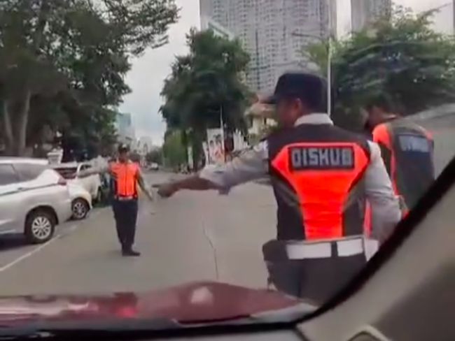 Petugas Dishub Terbawa di Kap Mobil Avanza, Ini Bahayanya