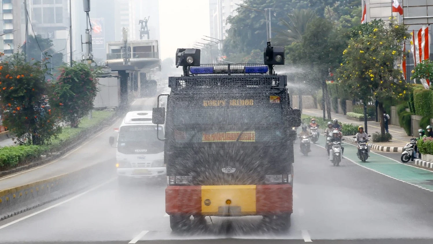 Polda Metro Semprot Jalan Pakai Air untuk Kurangi Polusi Udara Netizen : Lagi Musim Panas Malah Buang Buang Air