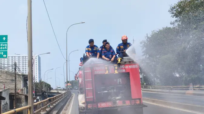 Polda Metro Semprot Jalan Pakai Air untuk Kurangi Polusi Udara Netizen : Lagi Musim Panas Malah Buang Buang Air