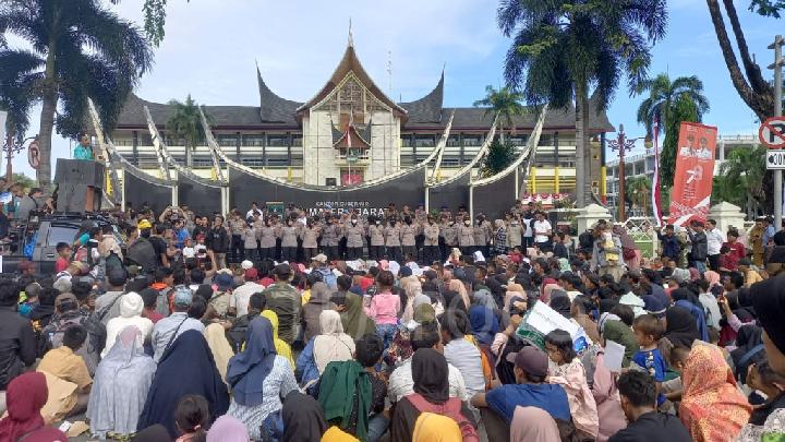 Polda Sumbar Paksa Pulang Masyarakat Air Bangis yang Bertahan di Masjid Raya