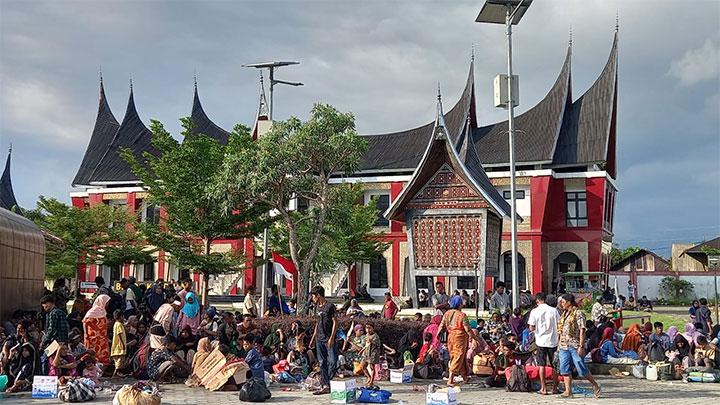 Polda Sumbar Paksa Pulang Masyarakat Air Bangis yang Bertahan di Masjid Raya