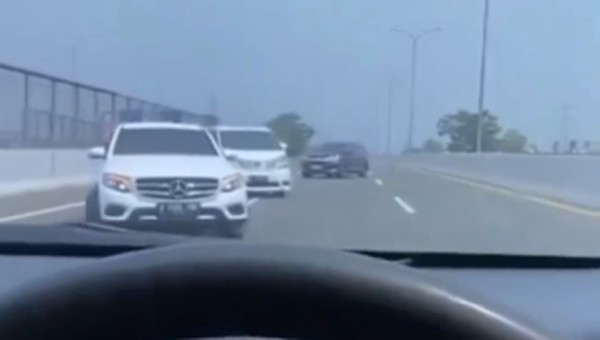 Polisi Buru Rombongan Alphard Mercy Yang Viral Lawan Arah Di Tol Desari