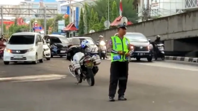 Polisi Gagal Tilang Pemotor Gara gara Asyik Main Ponsel