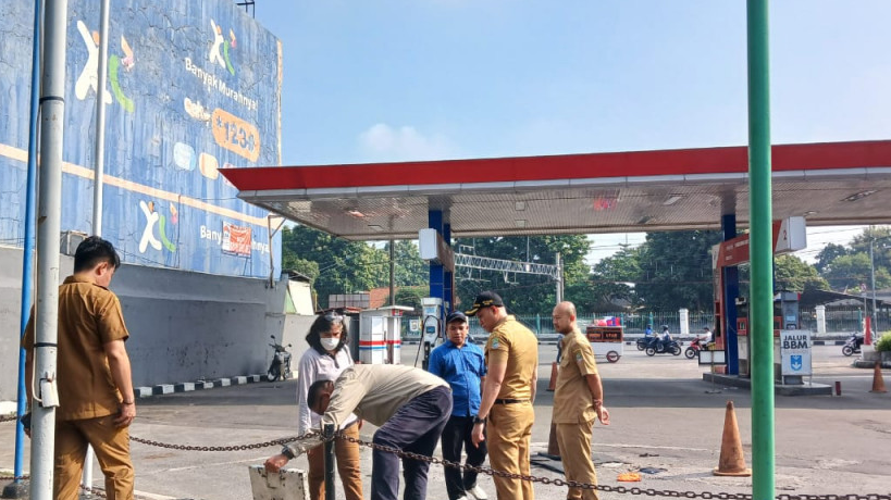 Polisi Perlihatkan Selang Barang Bukti Kasus Bensin Campur Air di Bekasi