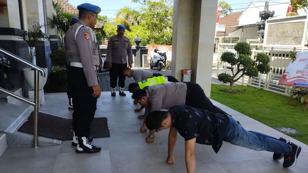 Polisi yang Viral Tolak Laporan Korban Copet Sambil Minum Bir Dihukum Push Up