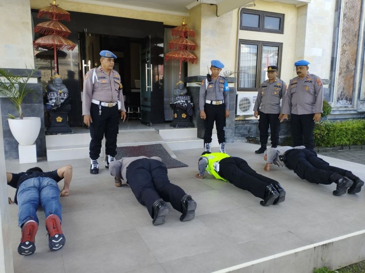 Polisi yang Viral Tolak Laporan Korban Copet Sambil Minum Bir Dihukum Push Up