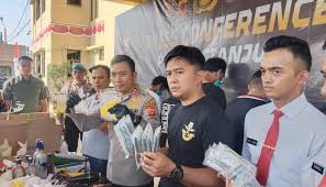 Polres Cianjur Tangkap Empat Pelaku dari Pabrik Rumahan Obat Terlarang