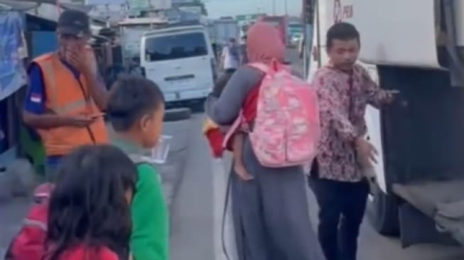 Polwan di Banten Beri Ongkos ke Ibu 4 Anak Diusir Mertua, Netizen Colek Kapolri