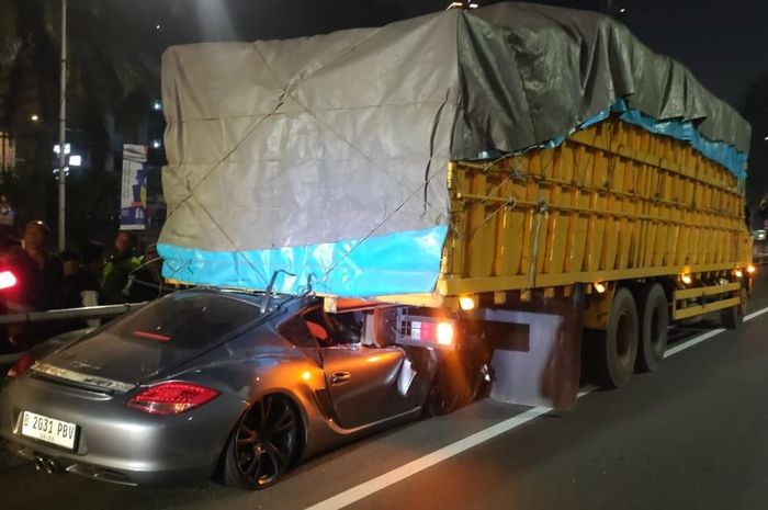 Porsche Cayman Seruduk Truk di Tol Dalam Kota Jakarta, Pengemudi Meninggal Dunia