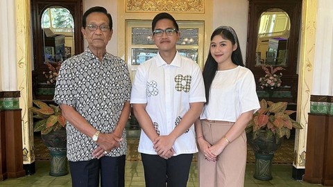 Pose Tiga Jari Sultan HB X saat Foto dengan Kaesang Tuai Sorotan