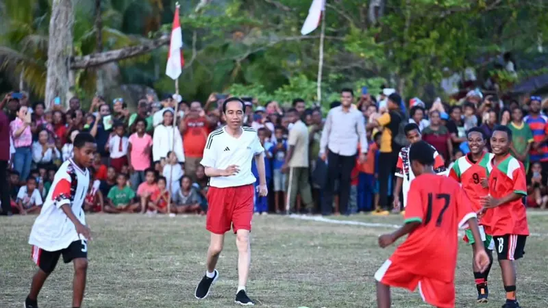 Potret Jokowi Tanding Sepak Bola Lawan Pelajar Papua, Sempat Cetak Gol Lalu Berakhir Seri