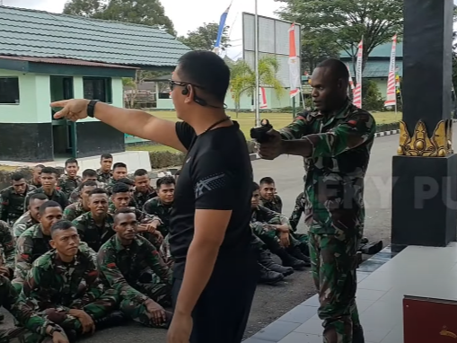 Prajurit TNI Asal Papua Tiba tiba Todongkan Pistol Kepada Komandannya Mana Duit, Ending nya Tertawa