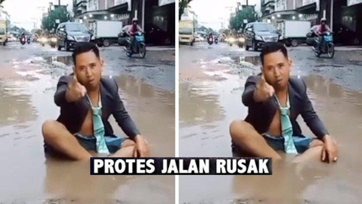 Pria Berdasi Duduk di Kubangan Protes Jalan Rusak di Palembang