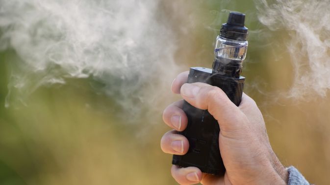 Pria Ini Alami Paru Kolaps gegara Vape, Ngaku seperti Ditusuk Tiap Kali Tarik Napas