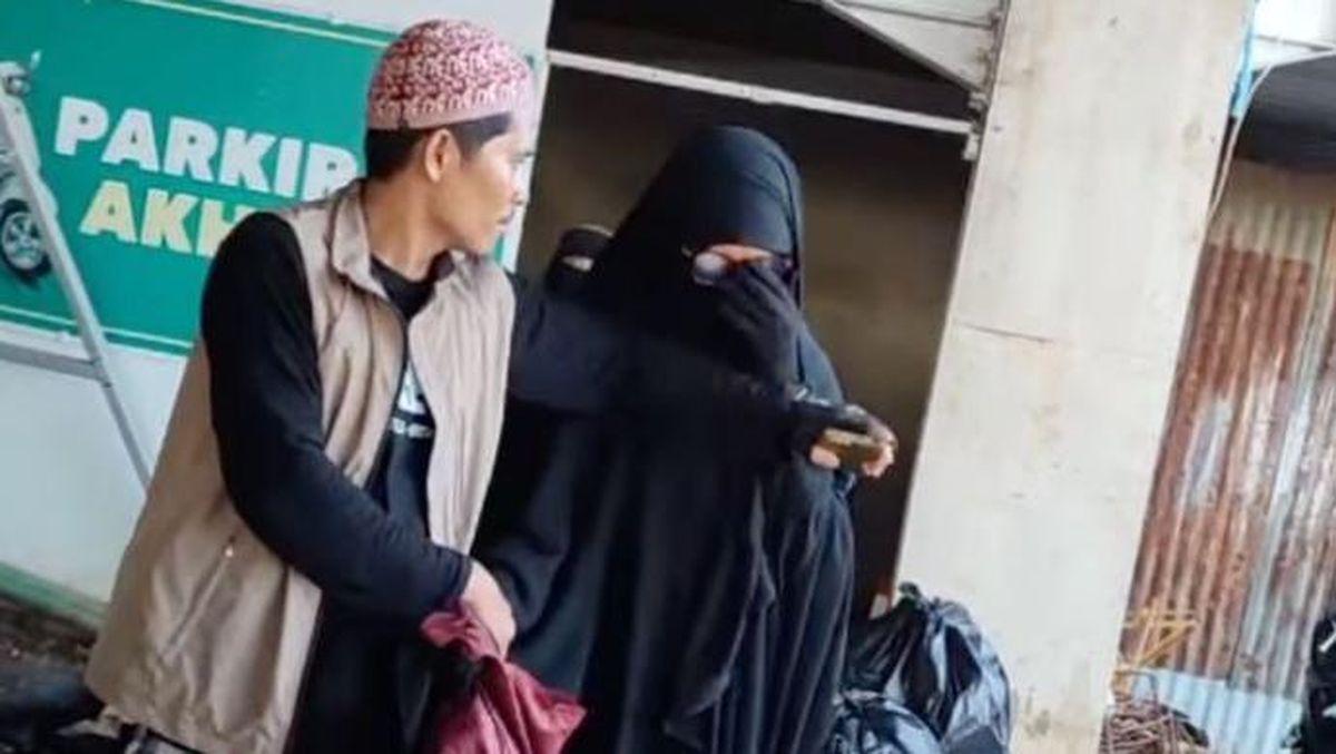 Pria Pakai Cadar Masuk Area Khusus Wanita di Masjid, Netizen: Meresahkan Banget